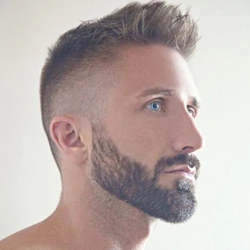Moderne frizure za moške 3 Moška frizura High Fade Quiff z dvignjenim čelom in ostrim prehodom.