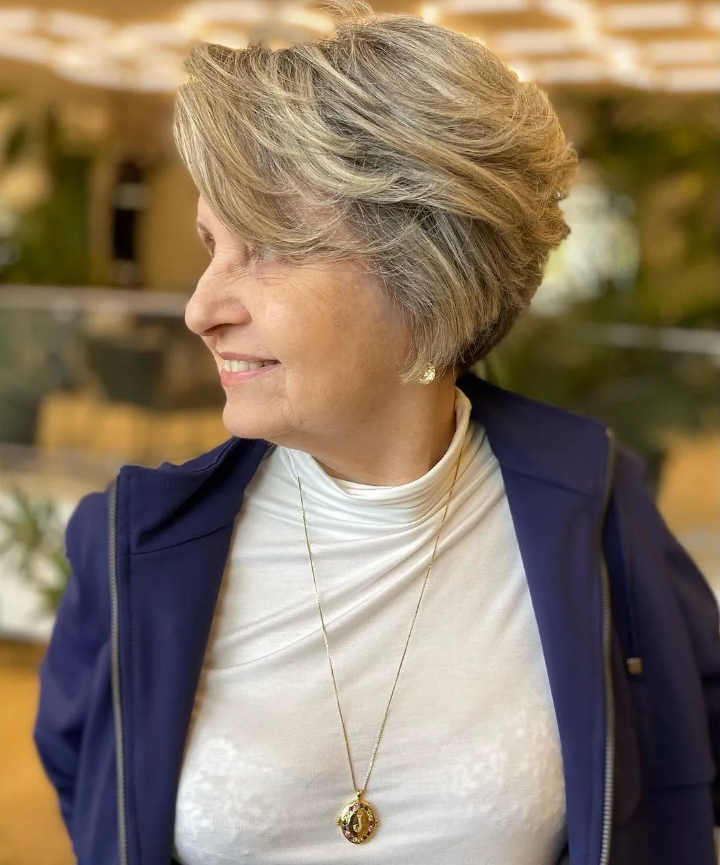 Voluminozen stransko počesan pixie bob, ki uravnoteži obraz in olajša oblikovanje gostih las.