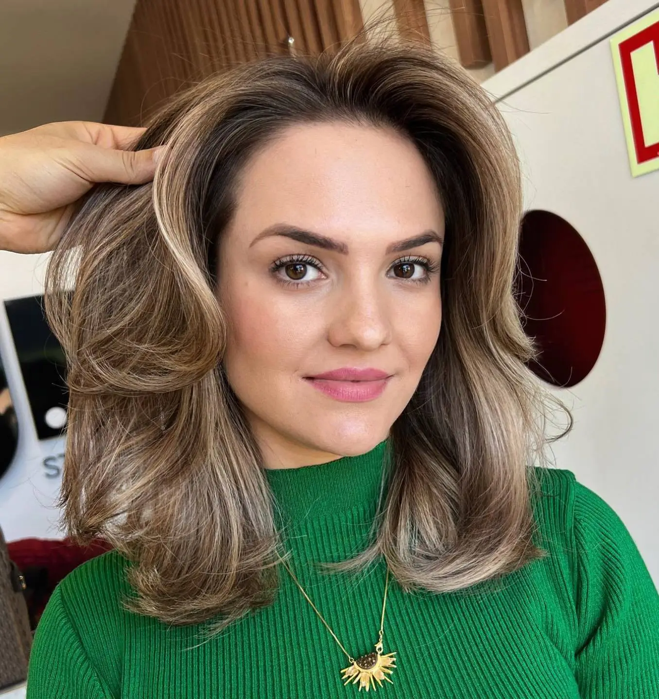 Voluminozen paž do ramen za trikotni obraz – doda polnost na vrhu in mehča linije spodnjega dela obraza.