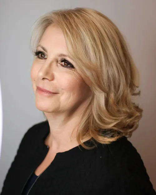 zlato svetla srednje dolga priceska z obrnjenimi konci